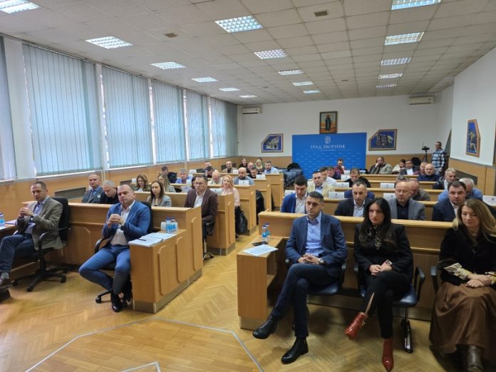 Većinom glasova usvojen je budžet u iznosu od 61.733.920 konvertibilnih maraka, što je za oko 4,5 miliona KM više u odnosu na ovogodišnji.